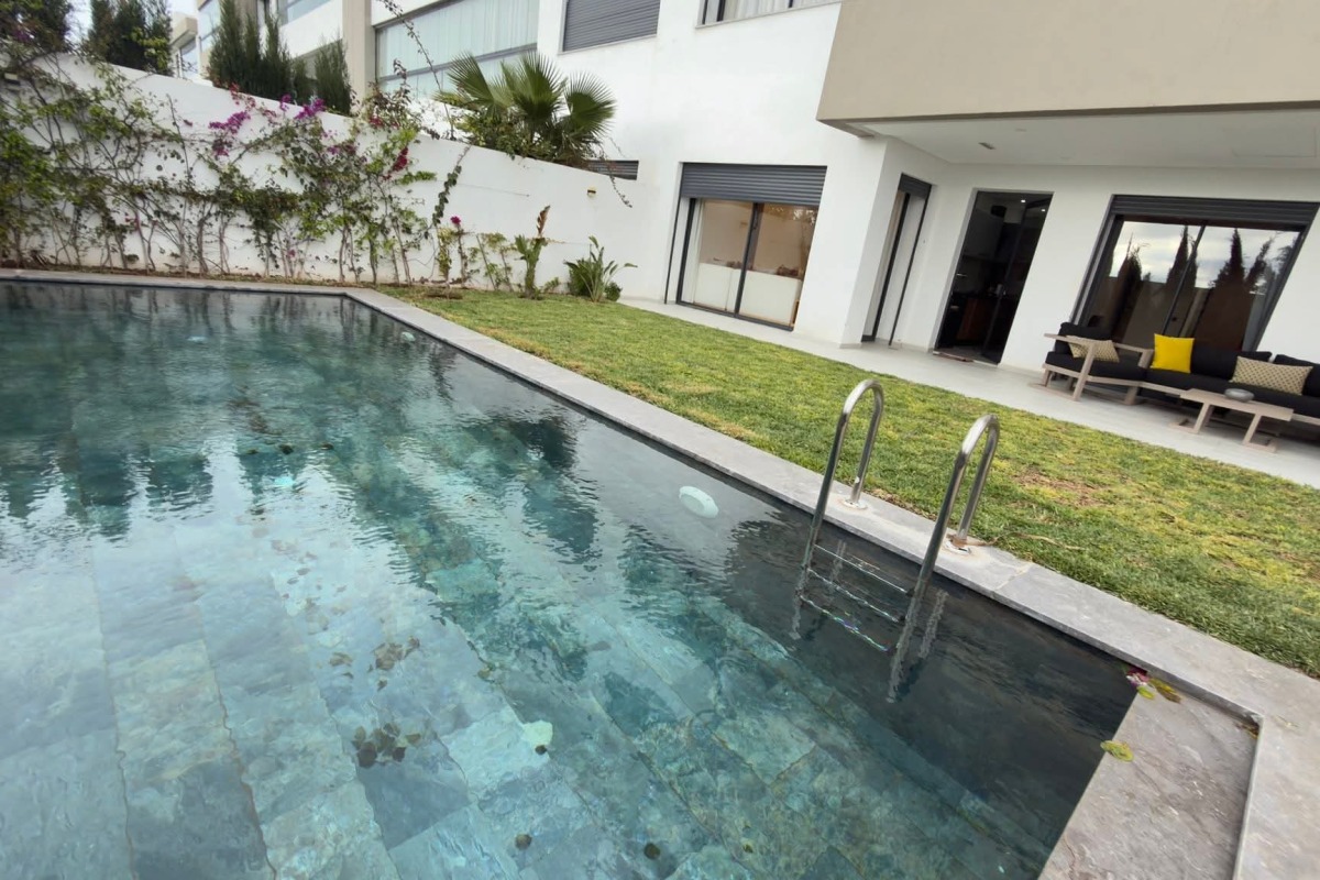 Appartement Rez-de-Jardin à Vendre à Dar Bouazza – 269 m² avec Jardin et Piscine Privée