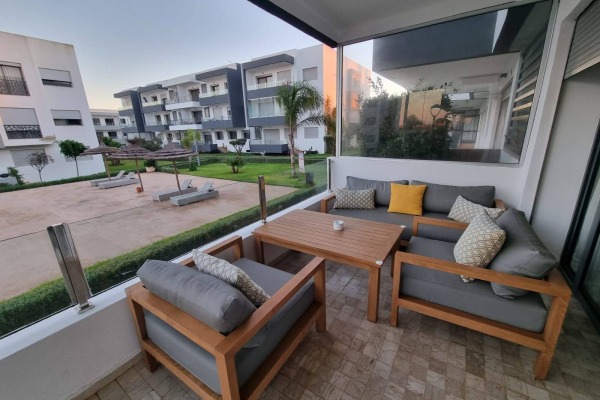Appartement RDC à Louer à Dar Bouazza – Terrasse avec Vue Piscine